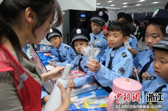 图为:战斗机模型和禁毒模型吸引孩童。中新社发 滨江公安 供图 图为:战斗机模型和禁毒模型吸引孩童。中新社发 滨江公安 供图