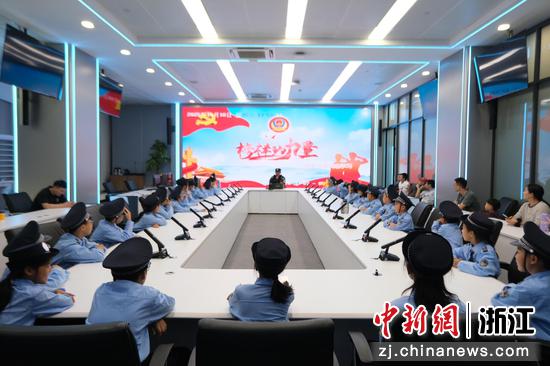 图为:孩童聆听“榜样的力量”讲座。中新社发 滨江公安 供图 图为:孩童聆听“榜样的力量”讲座。中新社发 滨江公安 供图