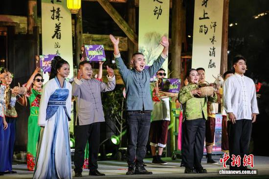 10月24日晚，《沃野·风物》——黔北粮仓的诗意农特产品展演。 记者 瞿宏伦 摄