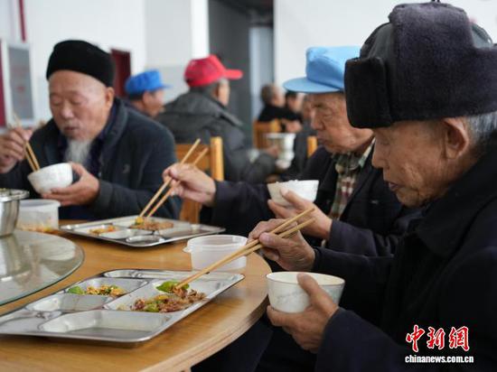 图为老人在贵州省毕节市赫章县金银山街道的“岁月食堂”吃午餐。中新网记者 周燕玲 摄 图为老人在贵州省毕节市赫章县金银山街道的“岁月食堂”吃午餐。中新网记者 周燕玲 摄
