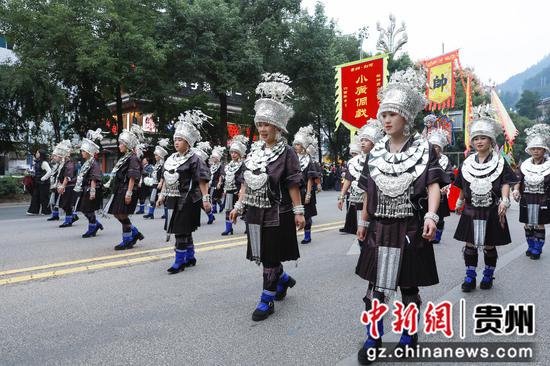 10月25日,2025中国农民丰收节村歌大赛总决赛民族团结大巡游活动现场。剑河县融媒体中心供图 10月25日,2025中国农民丰收节村歌大赛总决赛民族团结大巡游活动现场。剑河县融媒体中心供图