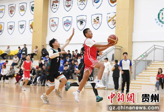 10月25日,在贵阳市南明区阳光体育运动五人制篮球比赛现场,参赛小球员们正奋力拼抢。 10月25日,在贵阳市南明区阳光体育运动五人制篮球比赛现场,参赛小球员们正奋力拼抢。