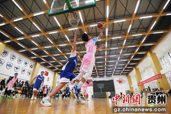 10月25日,在贵阳市南明区阳光体育运动五人制篮球比赛现场,参赛小球员们正奋力拼抢。 10月25日,在贵阳市南明区阳光体育运动五人制篮球比赛现场,参赛小球员们正奋力拼抢。