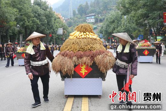 10月25日,2025中国农民丰收节村歌大赛总决赛民族团结大巡游活动现场。剑河县融媒体中心供图 10月25日,2025中国农民丰收节村歌大赛总决赛民族团结大巡游活动现场。剑河县融媒体中心供图