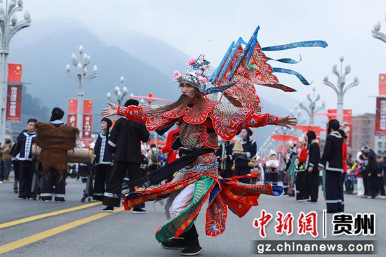 10月25日,2025中国农民丰收节村歌大赛总决赛民族团结大巡游活动现场。剑河县融媒体中心供图 10月25日,2025中国农民丰收节村歌大赛总决赛民族团结大巡游活动现场。剑河县融媒体中心供图