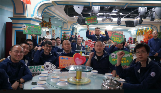 Luo Xuefei, father of a Xinjiang aid team member, watches the hunan Super League match with keen interest.