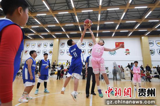 10月25日,在贵阳市南明区阳光体育运动五人制篮球比赛现场,参赛小球员们正奋力拼抢。 10月25日,在贵阳市南明区阳光体育运动五人制篮球比赛现场,参赛小球员们正奋力拼抢。