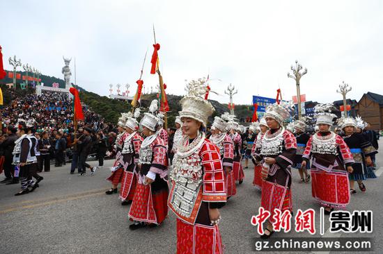 10月25日,2025中国农民丰收节村歌大赛总决赛民族团结大巡游定点展演环节。剑河县融媒体中心供图 10月25日,2025中国农民丰收节村歌大赛总决赛民族团结大巡游定点展演环节。剑河县融媒体中心供图