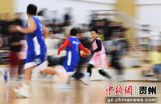 10月25日,在贵阳市南明区阳光体育运动五人制篮球比赛现场,参赛小球员们正奋力拼抢。 10月25日,在贵阳市南明区阳光体育运动五人制篮球比赛现场,参赛小球员们正奋力拼抢。