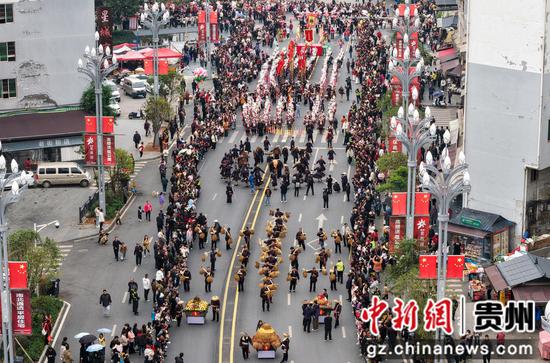 10月25日,2025中国农民丰收节村歌大赛总决赛民族团结大巡游活动现场。剑河县融媒体中心供图 10月25日,2025中国农民丰收节村歌大赛总决赛民族团结大巡游活动现场。剑河县融媒体中心供图