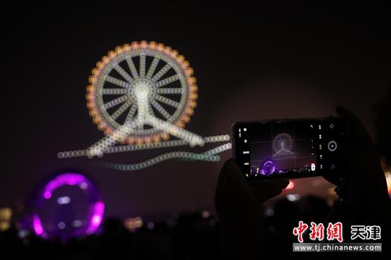 图为无人机飞行表演现场。(主办方供图) 图为无人机飞行表演现场。(主办方供图)