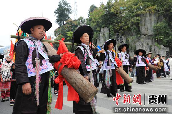 10月25日,2025中国农民丰收节村歌大赛总决赛民族团结大巡游活动现场。剑河县融媒体中心供图 10月25日,2025中国农民丰收节村歌大赛总决赛民族团结大巡游活动现场。剑河县融媒体中心供图