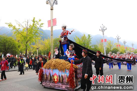 10月25日,2025中国农民丰收节村歌大赛总决赛民族团结大巡游活动现场。剑河县融媒体中心供图 10月25日,2025中国农民丰收节村歌大赛总决赛民族团结大巡游活动现场。剑河县融媒体中心供图