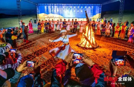 岳普湖县达瓦昆沙漠旅游景区。