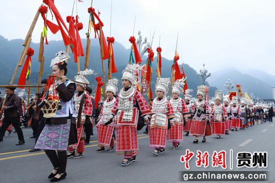 10月25日,2025中国农民丰收节村歌大赛总决赛民族团结大巡游活动现场。剑河县融媒体中心供图 10月25日,2025中国农民丰收节村歌大赛总决赛民族团结大巡游活动现场。剑河县融媒体中心供图