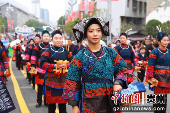 10月25日,2025中国农民丰收节村歌大赛总决赛民族团结大巡游活动现场。剑河县融媒体中心供图 10月25日,2025中国农民丰收节村歌大赛总决赛民族团结大巡游活动现场。剑河县融媒体中心供图