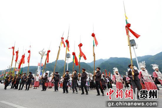 10月25日,2025中国农民丰收节村歌大赛总决赛民族团结大巡游定点展演环节。剑河县融媒体中心供图 10月25日,2025中国农民丰收节村歌大赛总决赛民族团结大巡游定点展演环节。剑河县融媒体中心供图
