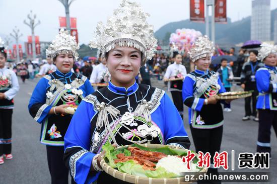 10月25日,2025中国农民丰收节村歌大赛总决赛民族团结大巡游活动现场。剑河县融媒体中心供图 10月25日,2025中国农民丰收节村歌大赛总决赛民族团结大巡游活动现场。剑河县融媒体中心供图