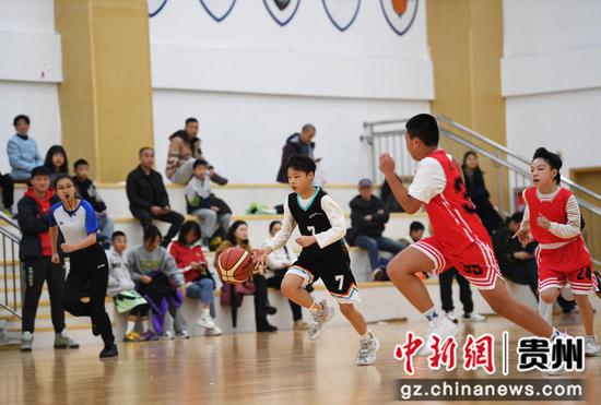 10月25日,在贵阳市南明区阳光体育运动五人制篮球比赛现场,参赛小球员们正奋力拼抢。 10月25日,在贵阳市南明区阳光体育运动五人制篮球比赛现场,参赛小球员们正奋力拼抢。