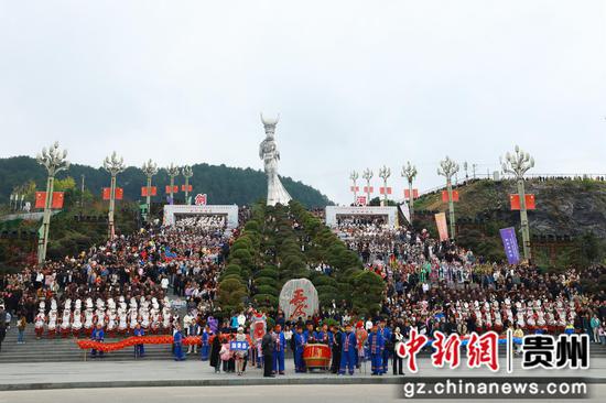 10月25日,2025中国农民丰收节村歌大赛总决赛民族团结大巡游定点展演环节。剑河县融媒体中心供图 10月25日,2025中国农民丰收节村歌大赛总决赛民族团结大巡游定点展演环节。剑河县融媒体中心供图