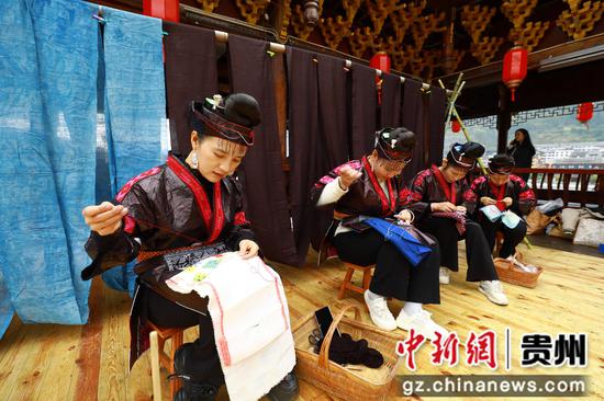 10月25日,2025中国农民丰收节村歌大赛总决赛民族团结大巡游定点展演环节。剑河县融媒体中心供图 10月25日,2025中国农民丰收节村歌大赛总决赛民族团结大巡游定点展演环节。剑河县融媒体中心供图