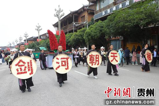 10月25日,2025中国农民丰收节村歌大赛总决赛民族团结大巡游活动现场。剑河县融媒体中心供图 10月25日,2025中国农民丰收节村歌大赛总决赛民族团结大巡游活动现场。剑河县融媒体中心供图
