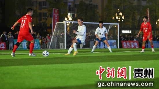 松桃村晚狂欢队进攻 谢慧芳 摄