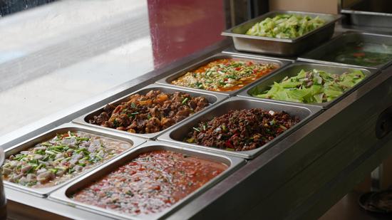 老年食堂的暖心饭菜