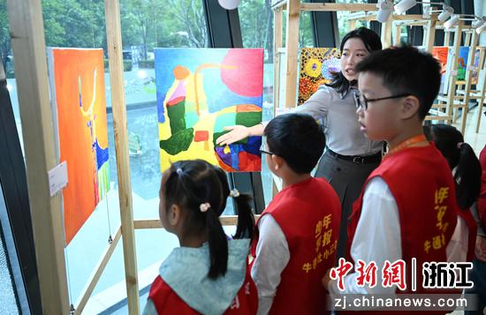图为：多名小朋友观看展出的优秀作品。中新社记者 王刚 摄