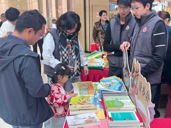 10月25日,“书香北辰 阅读悦享”北辰区全民阅读暨公益图书巡展活动在未来天地正式启动。(天津市北辰区委宣传部 供图) 10月25日,“书香北辰 阅读悦享”北辰区全民阅读暨公益图书巡展活动在未来天地正式启动。(天津市北辰区委宣传部 供图)