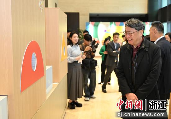 图为：中国文联副主席、西泠印社副社长兼秘书长陈振濂等人参观展览。中新社记者 王刚 摄