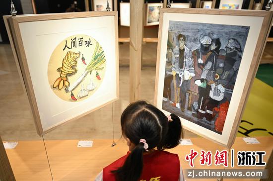 图为：展出的美术作品吸引小朋友参观。中新社记者 王刚 摄