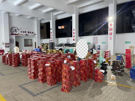 图为“6·10”案件现场查获的违法卷烟。 韦超标 摄 图为“6·10”案件现场查获的违法卷烟。 韦超标 摄