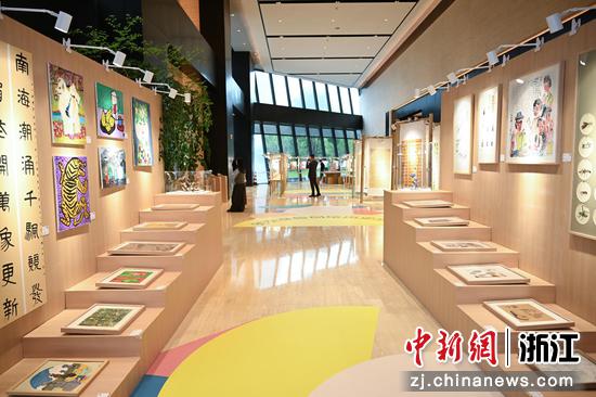 图为：展出的书画作品吸引参观者。中新社记者 王刚 摄