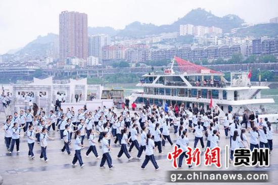 沿河旅游码头欢迎仪式现场。(沿河宣传部供图) 沿河旅游码头欢迎仪式现场。(沿河宣传部供图)