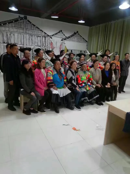 安井村部分白苗传统手艺劳动者合照。