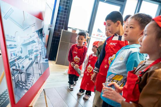 图为孩子们合作拼图厨房图案。谈婕 摄 图为孩子们合作拼图厨房图案。谈婕 摄