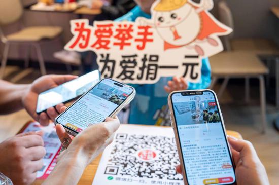 图为捐款现场。 谈婕 摄 图为捐款现场。 谈婕 摄