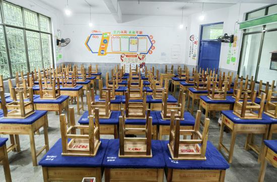 向惠水中小学校捐赠教学桌椅 向惠水中小学校捐赠教学桌椅