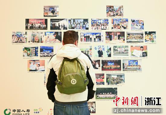 图为：历届“国寿小画家”评选吸引参观者。中新社记者 王刚 摄