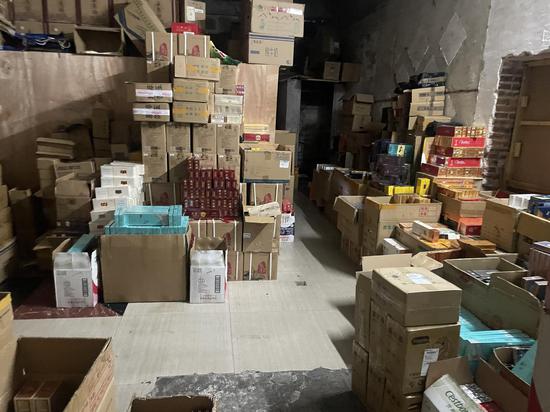 图为“6·10”案件查办现场。韦超标 摄 图为“6·10”案件查办现场。韦超标 摄