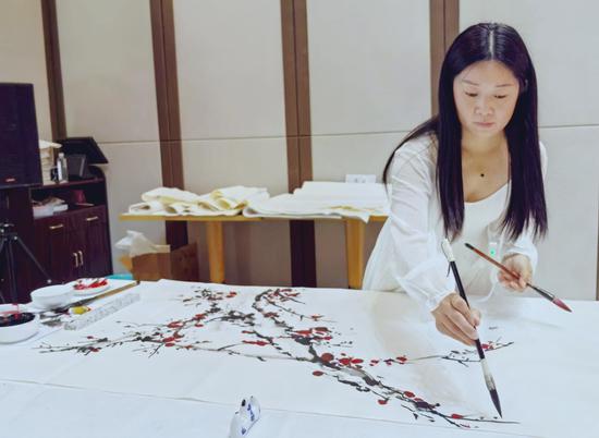 图为田泽玉在作画。被访者供图