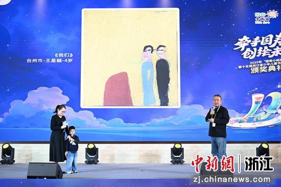 图为：中国美术家协会理事、中国油画学会理事、浙江省美协副主席兼秘书长王敏杰进行点评和互动。中新社记者 王刚 摄