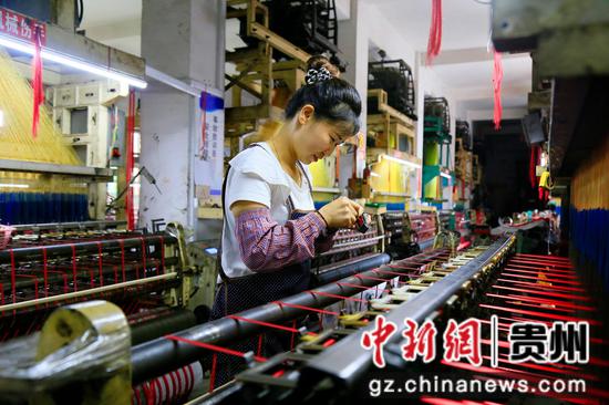 村民在凤冈县绥阳镇大石村丝带编织厂生产车间作业。饶云  摄 村民在凤冈县绥阳镇大石村丝带编织厂生产车间作业。饶云  摄