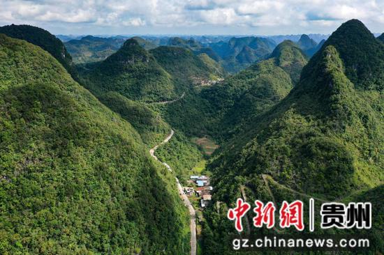 罗甸县平寨水库支管栗木至龙坪水厂管网连通农村规模化供水工程龙坪镇大关村段施工中。潘希来 摄