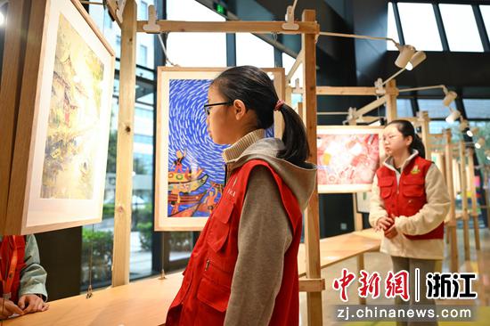 图为：展出的美术作品吸引小朋友参观。中新社记者 王刚 摄