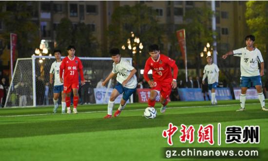 球员带球突破 谢慧芳 摄