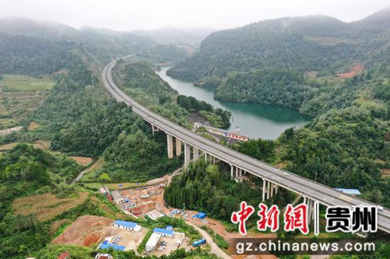 清镇市小型引调水工程大麦西水厂建设中。潘希来 摄