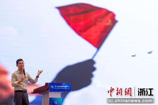 图为：与会者进行发言分享。中新社发 张双双 摄