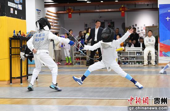 10月28日,“小剑客”正在“拥抱健康,快乐同行”2025年贵阳市南明区中小学阳光体育击剑比赛的赛场上激烈角逐。 10月28日,“小剑客”正在“拥抱健康,快乐同行”2025年贵阳市南明区中小学阳光体育击剑比赛的赛场上激烈角逐。